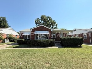 Building Photo - 537 S Oswego Ave