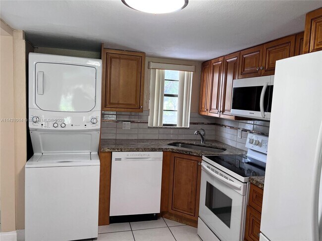 Foto del edificio - 3760 NW 115th Way