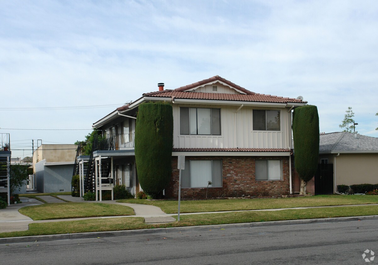Primary Photo - 10781 Pine St