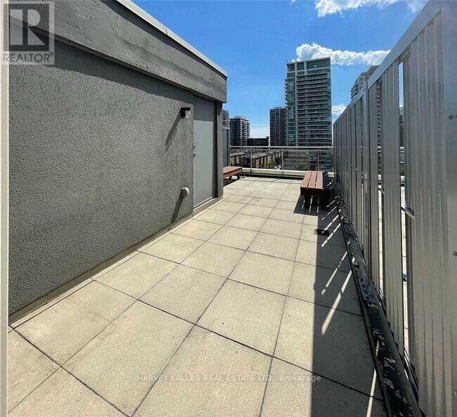 Photo du bâtiment - 1029 King St W