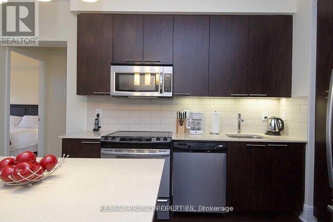 Building Photo - 70 Roehampton Ave