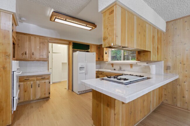 Building Photo - Stunning 3-Bedroom Home Nestled in the Tra...