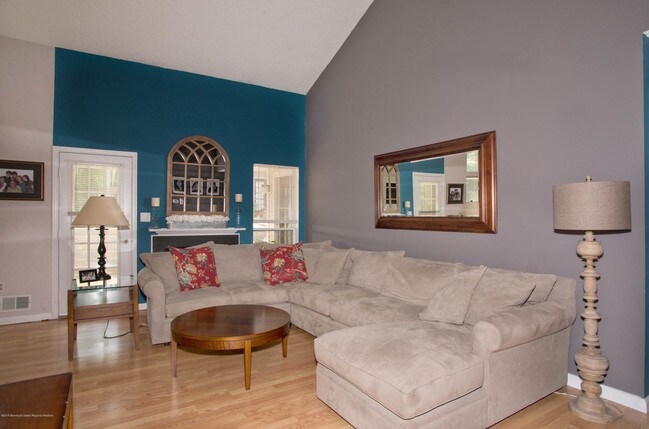 Building Photo - 135 Daffodil Dr