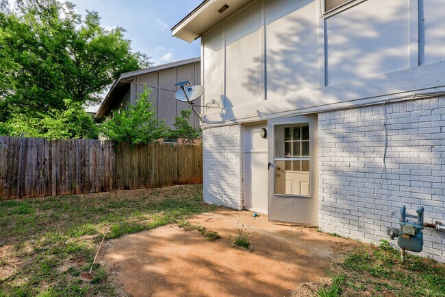Building Photo - Charming Duplex with Fireplace and Prime Location Near Lake Hefner