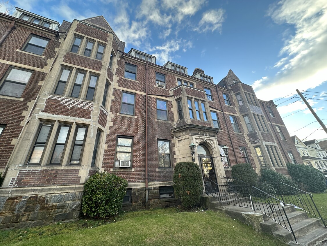 Primary Photo - 32 Coligni Ave