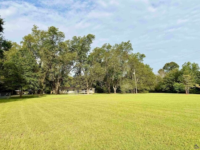 Building Photo - 533 Lake Joy Rd