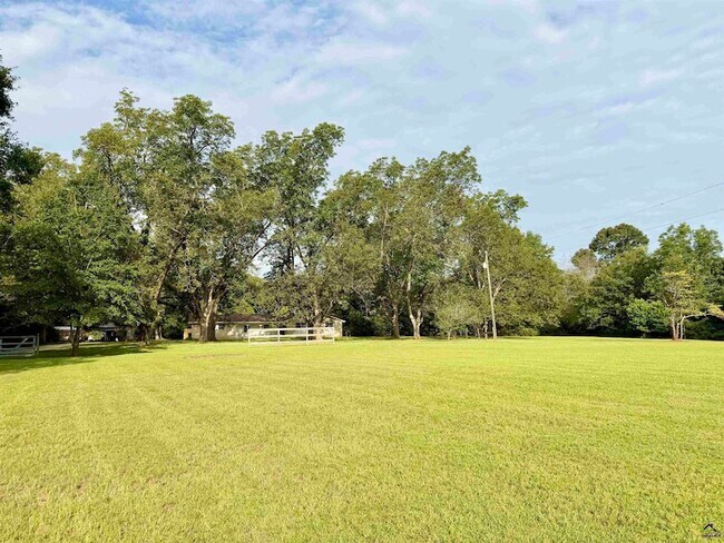 Foto del edificio - 533 Lake Joy Rd