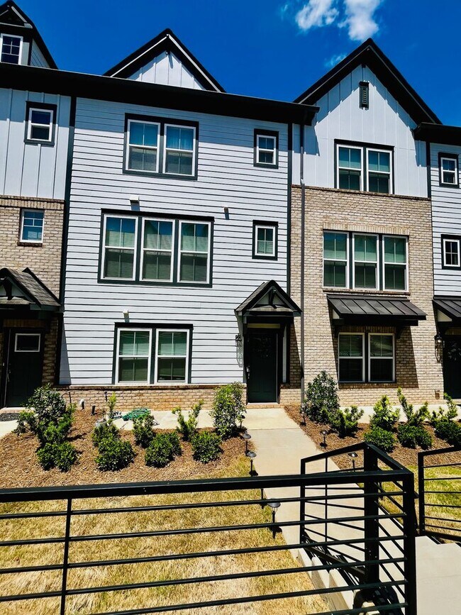 Foto del edificio - Beautiful 4BR Townhouse in Ballantyne
