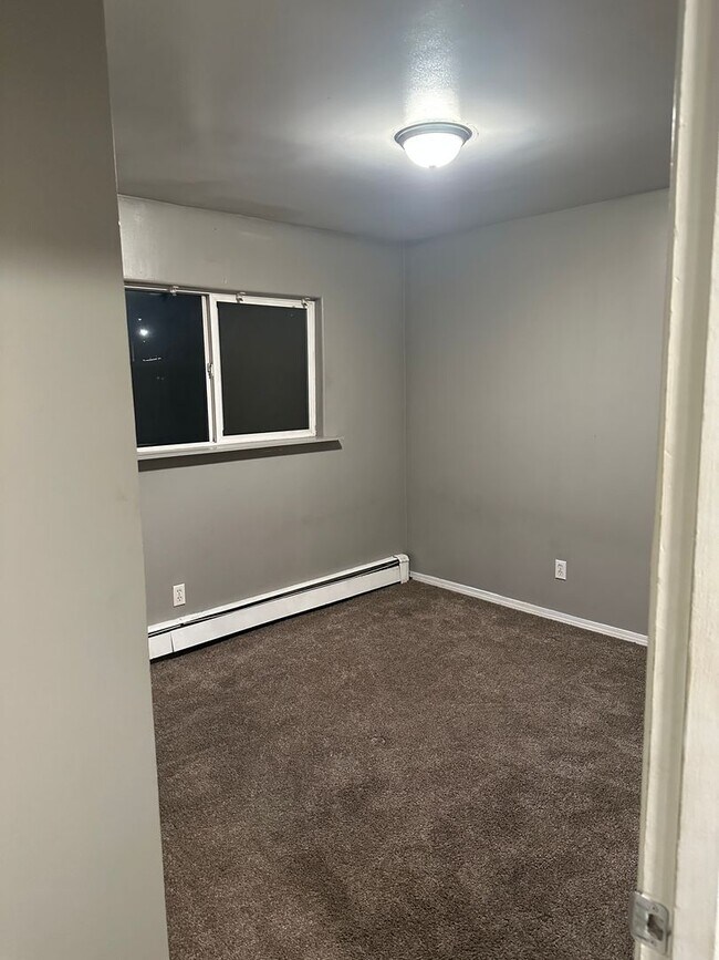 Foto del edificio - 3 Bed/1 Bath - Heat included!
