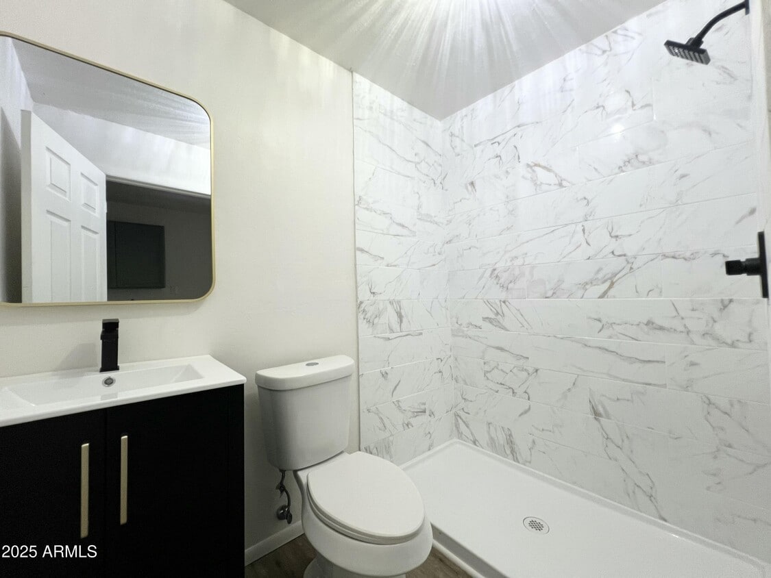 Primary Photo - 946 E 12th St