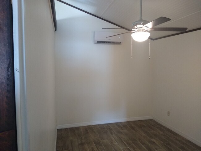 Habitación con ventilador y aire acondicionado. - 9328 N Ashley St