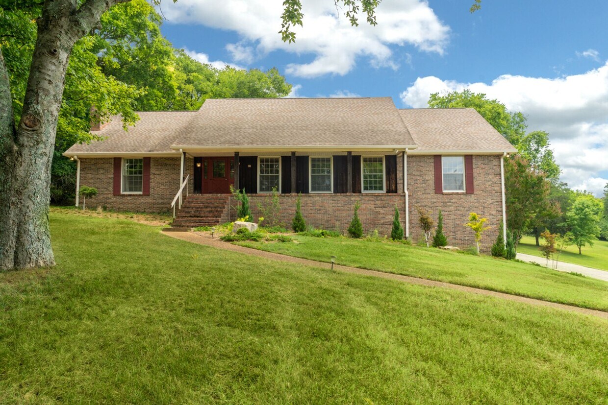 Single Family Home on almost an acre, 4 be... - Single Family Home on almost an acre, 4 be...