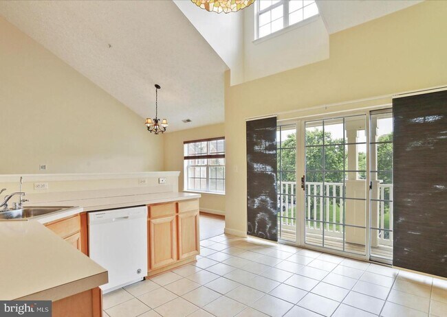Foto del edificio - Step into this incredible penthouse condo featuring 2 bedrooms, 2 full bathrooms, and a stunning ...