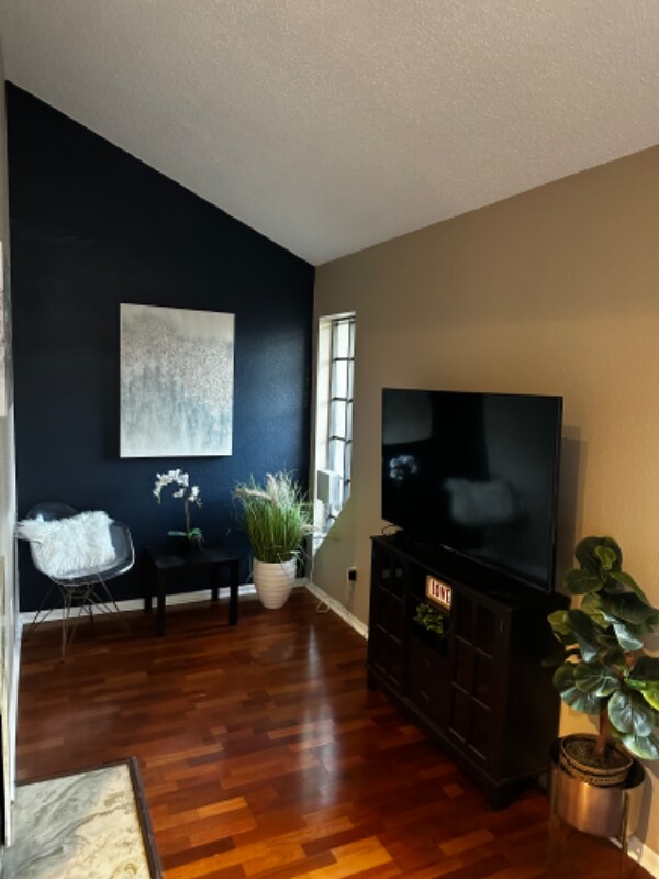 Foto del edificio - 2425 Holly Hall St