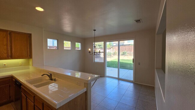 Foto del edificio - Paseo del Sol 3 bedroom