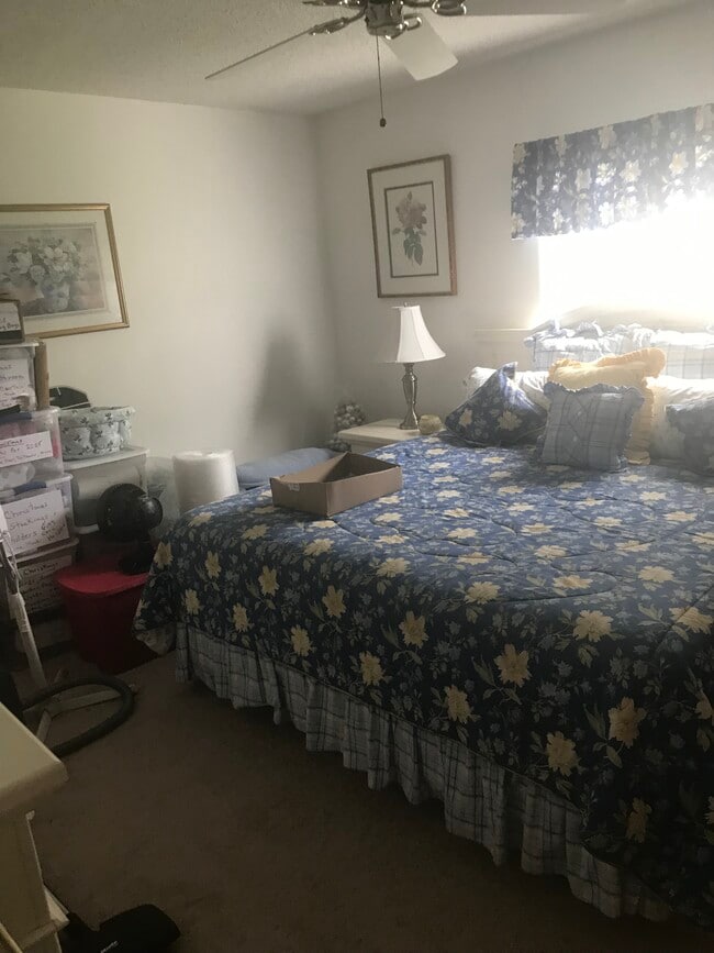 Guest bedroom with close by bathroom with tub - 9735 SE 176th St