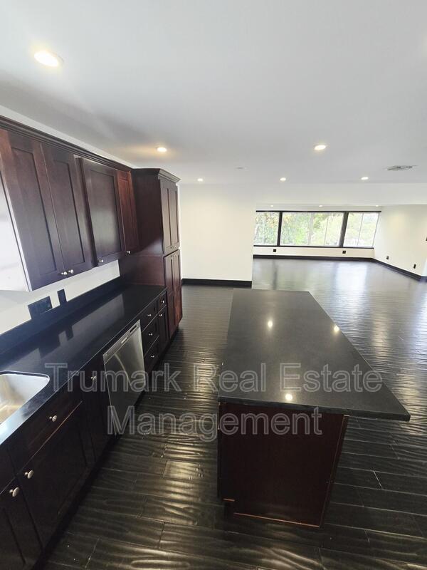 Foto del edificio - 12426 Moorpark St