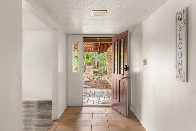 Foto del edificio - 5901 E Cactus Wren Rd