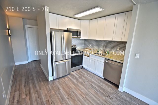 Building Photo - Phenomenal 2 Bedroom Downtown Condo! No De...