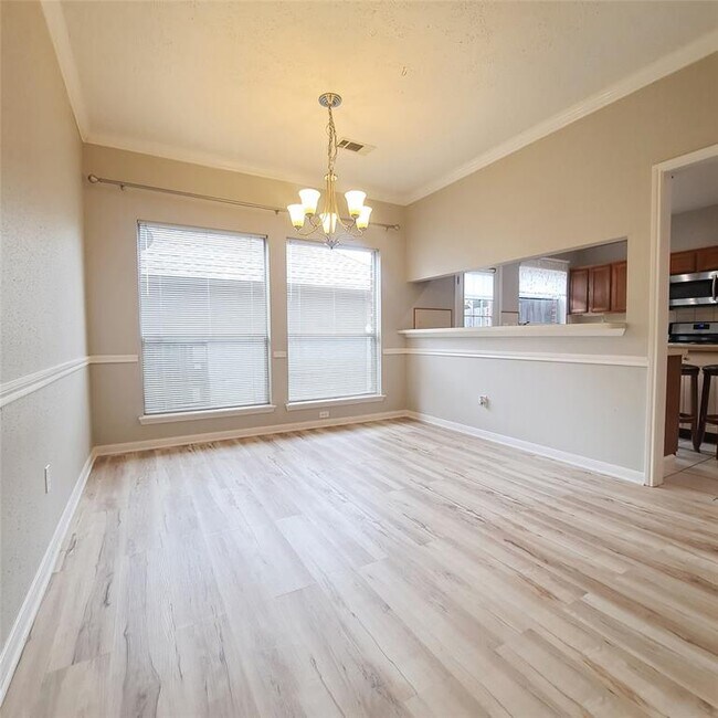 Foto del edificio - 1365 El Camino Village Dr