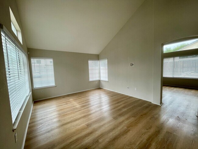 Foto del edificio - Beautiful 3 Bed 2.5 Bath Home with SOLAR i...