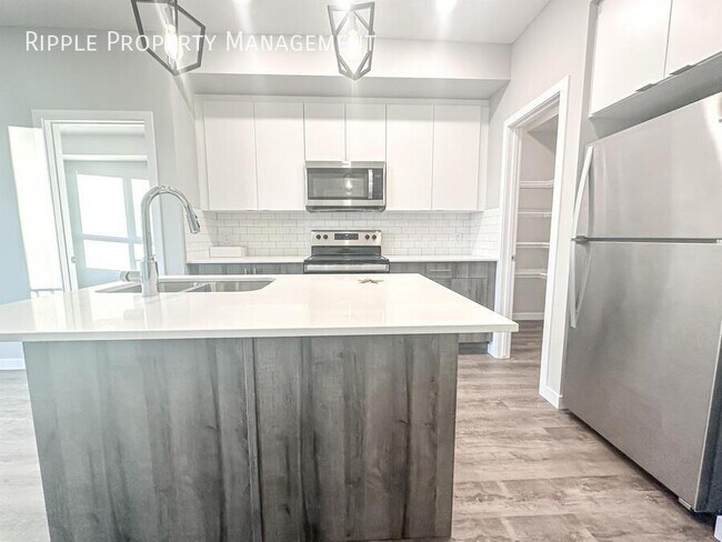 Building Photo - BRAND NEW 2 BEDS/ 2 BATHS CONDO IN THE COM...