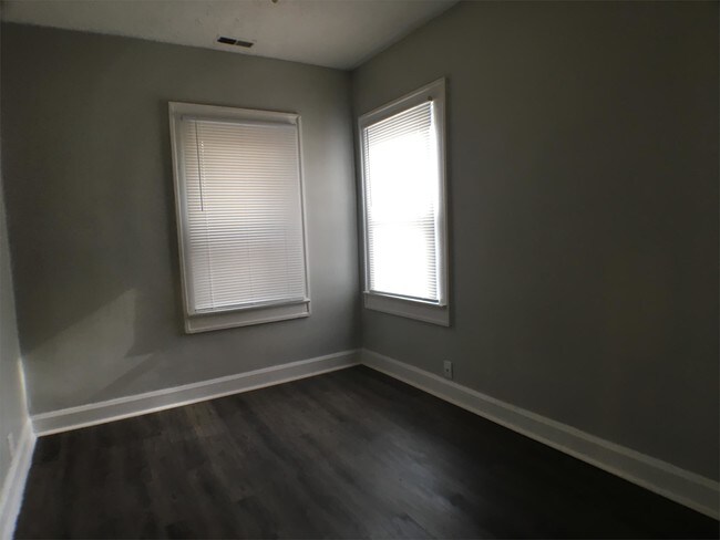 Building Photo - 1330 E Legrande Ave