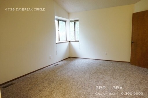 Building Photo - 3 Story Townhome in Pinon Sun!