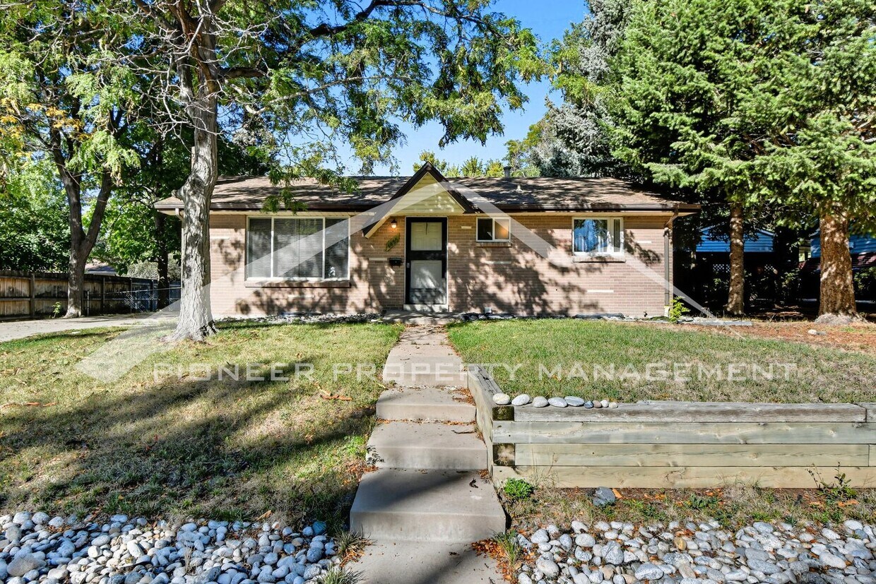 Primary Photo - Spacious Home with Washer/Dryer and Fenced...