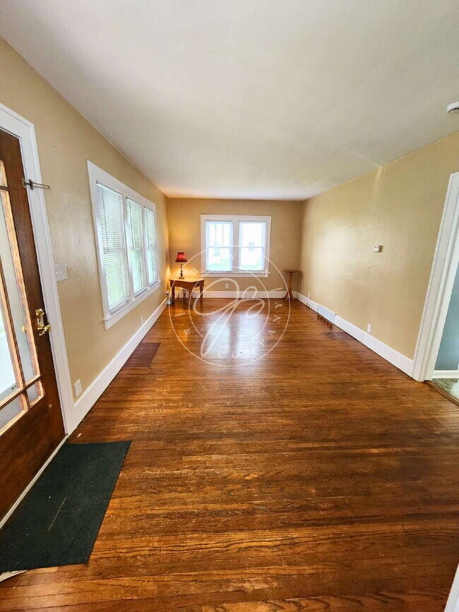 Building Photo - Charming 3-Bedroom Home with Spacious Rooms, Garage & Appliances Included!
