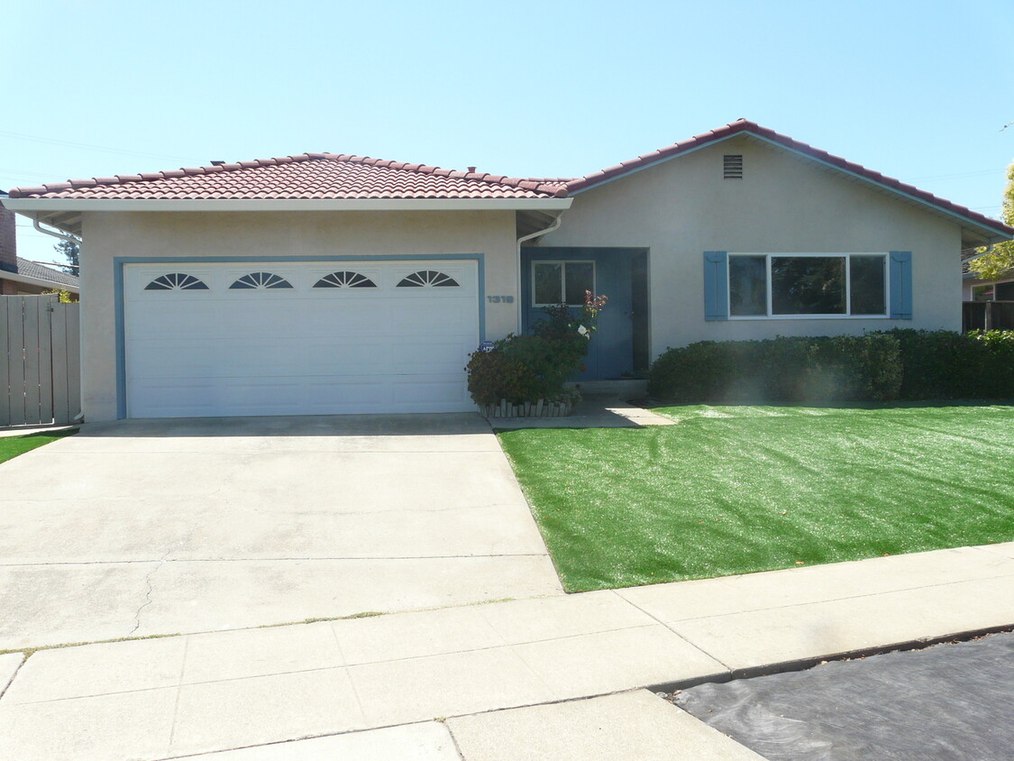 Primary Photo - Updated 3 Bedroom 2 Bath Single Family Hom...