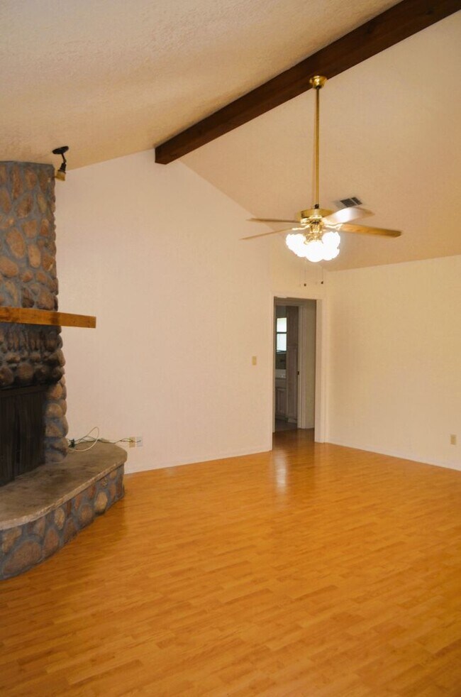 Foto del edificio - Country setting... on 2.69 acres!