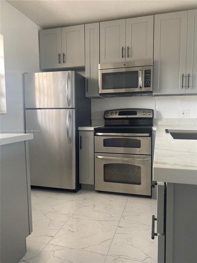 Building Photo - 5181 W Oakland Park Blvd