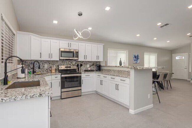 Building Photo - Nice 3 bedroom 2 bath home with swimming Pool!