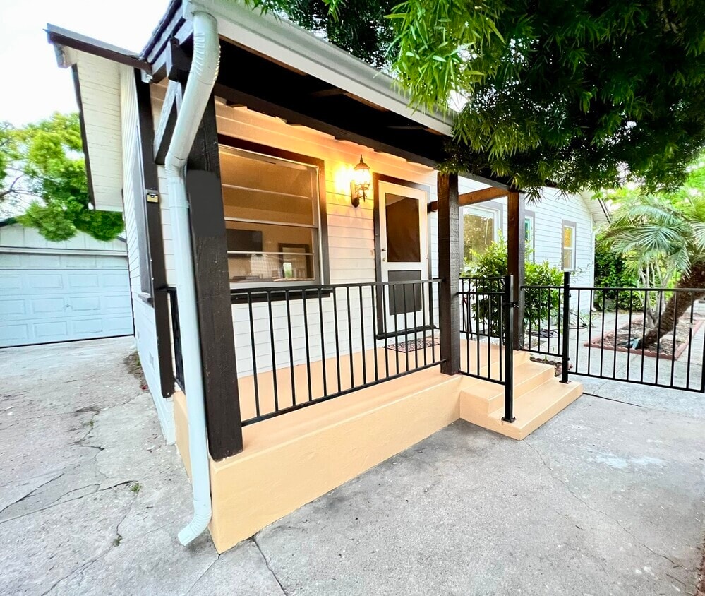 Front porch - 530 N Quarantina St