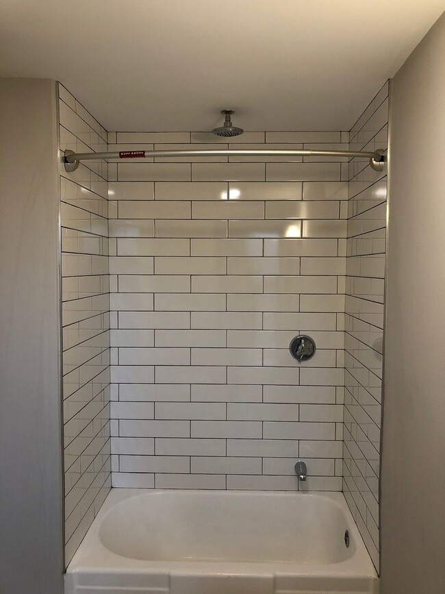 Building Photo - Avl 9/1 - Porter Sq 3.5BR, hot water inc, ...