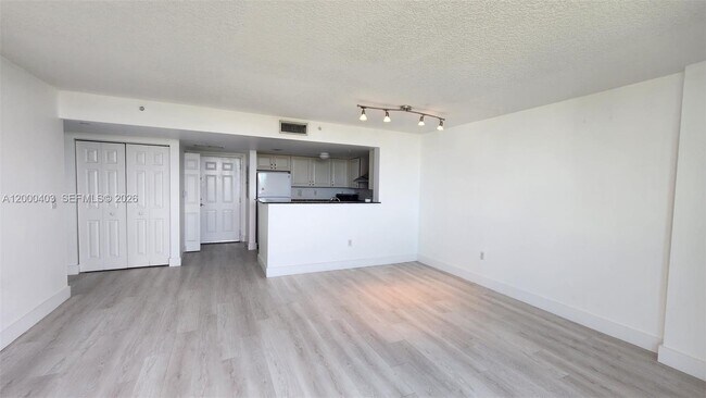 Foto del edificio - 3000 Coral Way