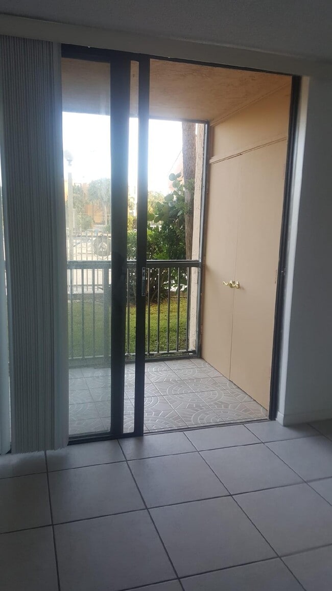 Patio with washer,Dryer & Storage - 14415 SW 88th St