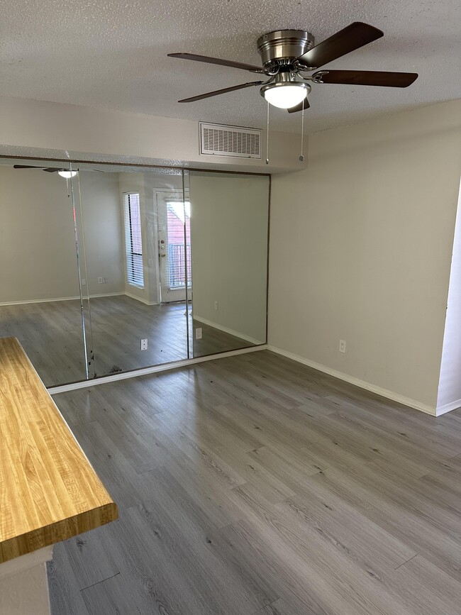 Foto del edificio - 9839 Walnut St