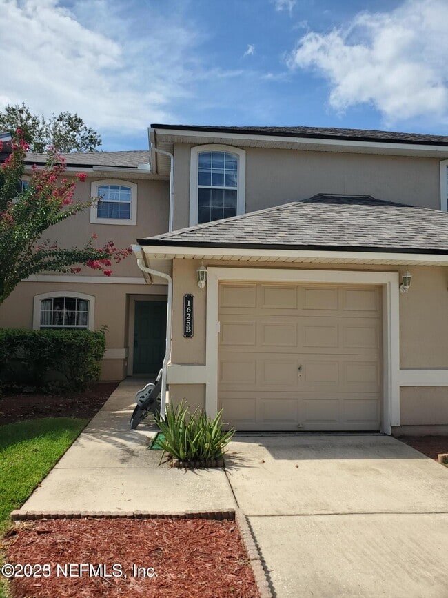 Building Photo - 1625 Vineland Cir