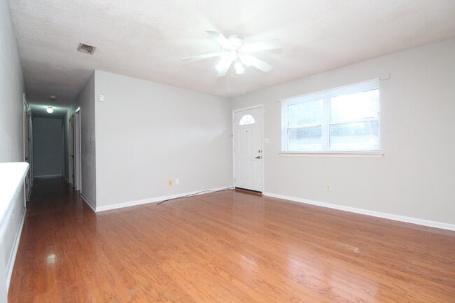 Building Photo - 4 bedroom 2 bathroom plus a guest house/cr...
