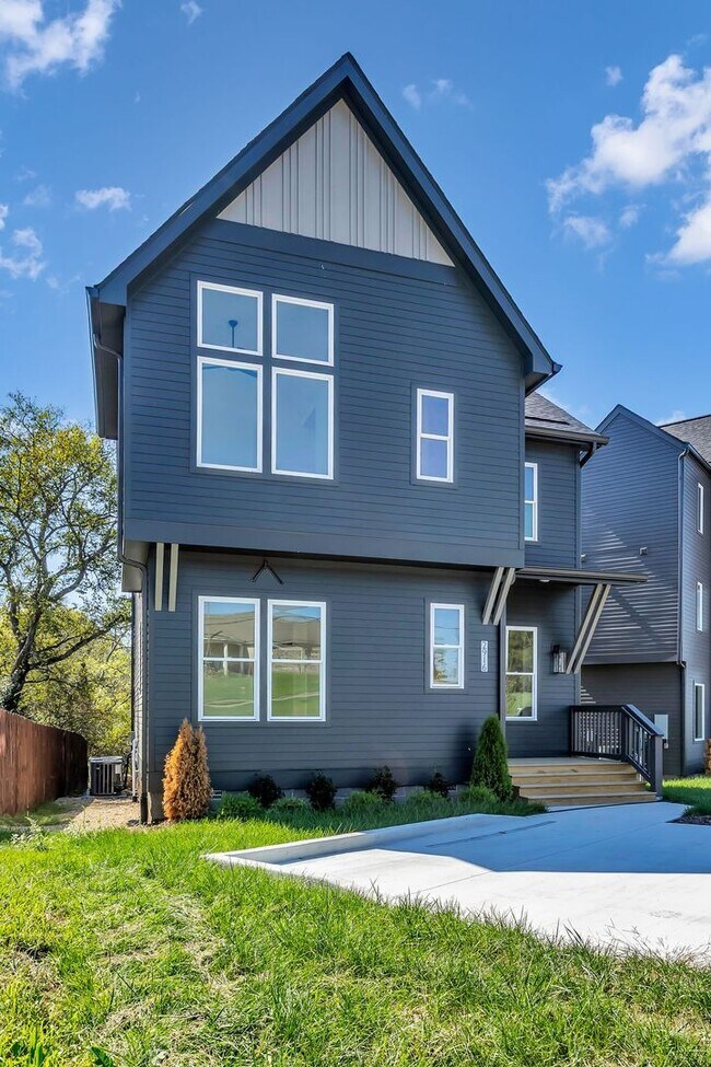 Foto del edificio - Amazing New Construction in North Nashville!