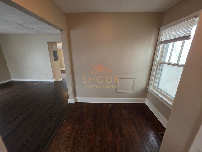 Building Photo - 912 Roberts St