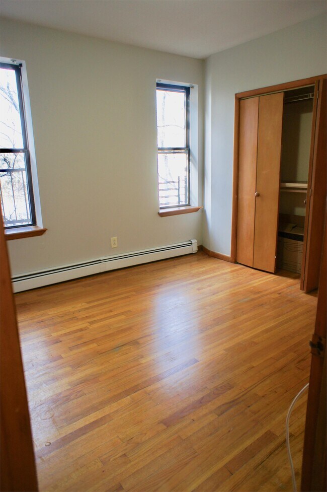 Building Photo - 1093 Summit Ave