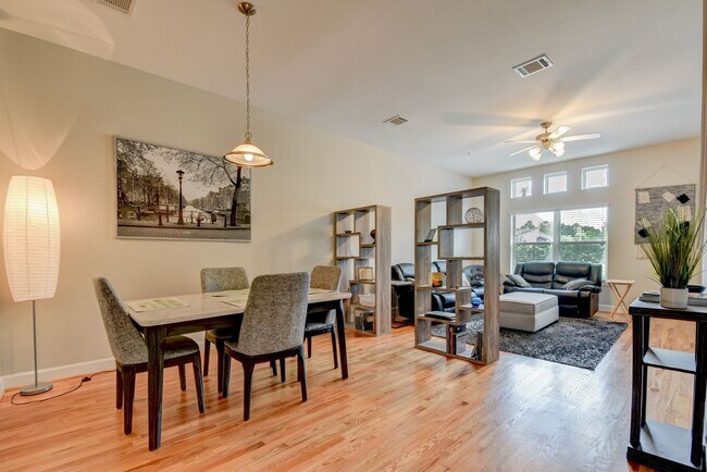 Foto del edificio - 2bed / 2bath Tri-Level home