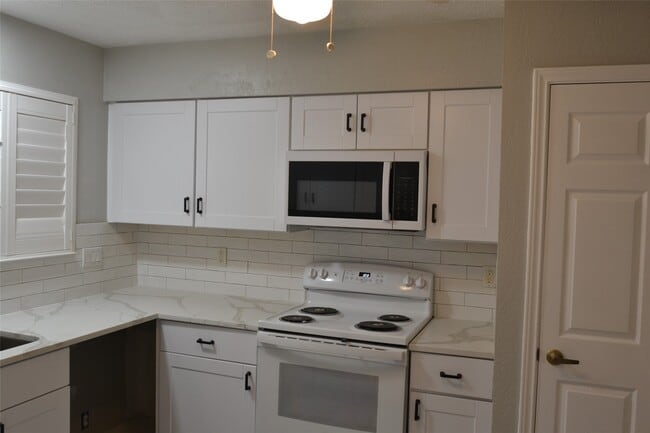 Foto del edificio - 7410 Crystalglen Dr