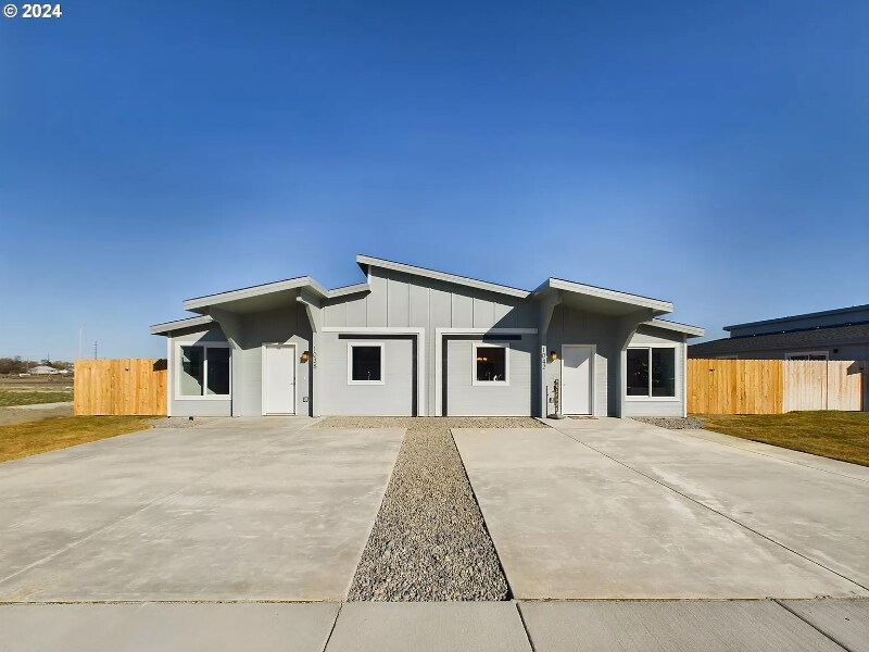 Primary Photo - 1045 NE Emerald Dr