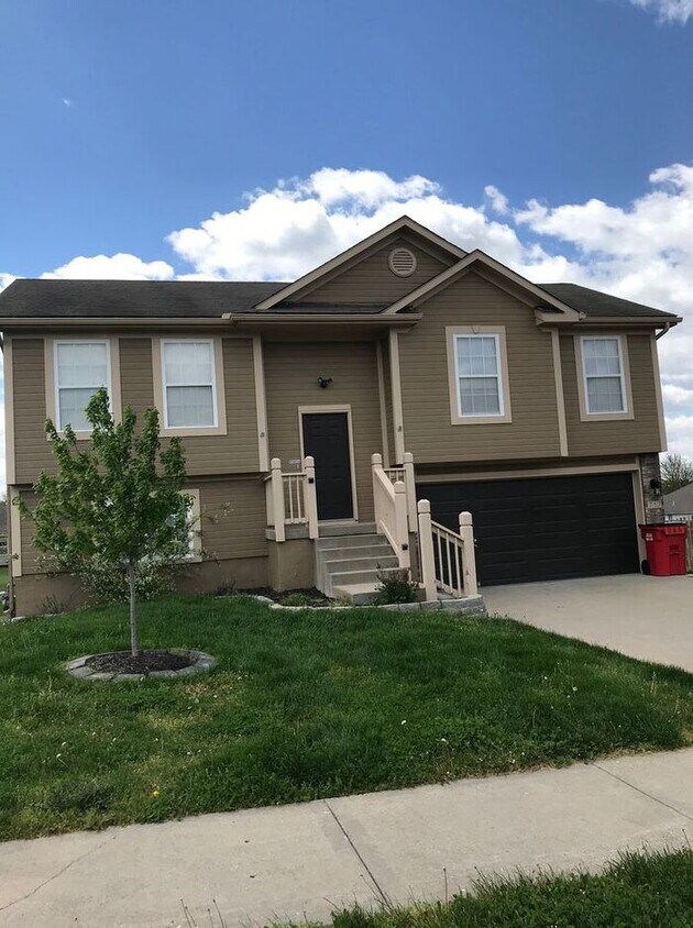 Primary Photo - LOVELY 3 bd / 2.5 ba GRAIN VALLEY HOME $15...