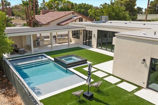 Foto del edificio - 2401 Driftwood Dr