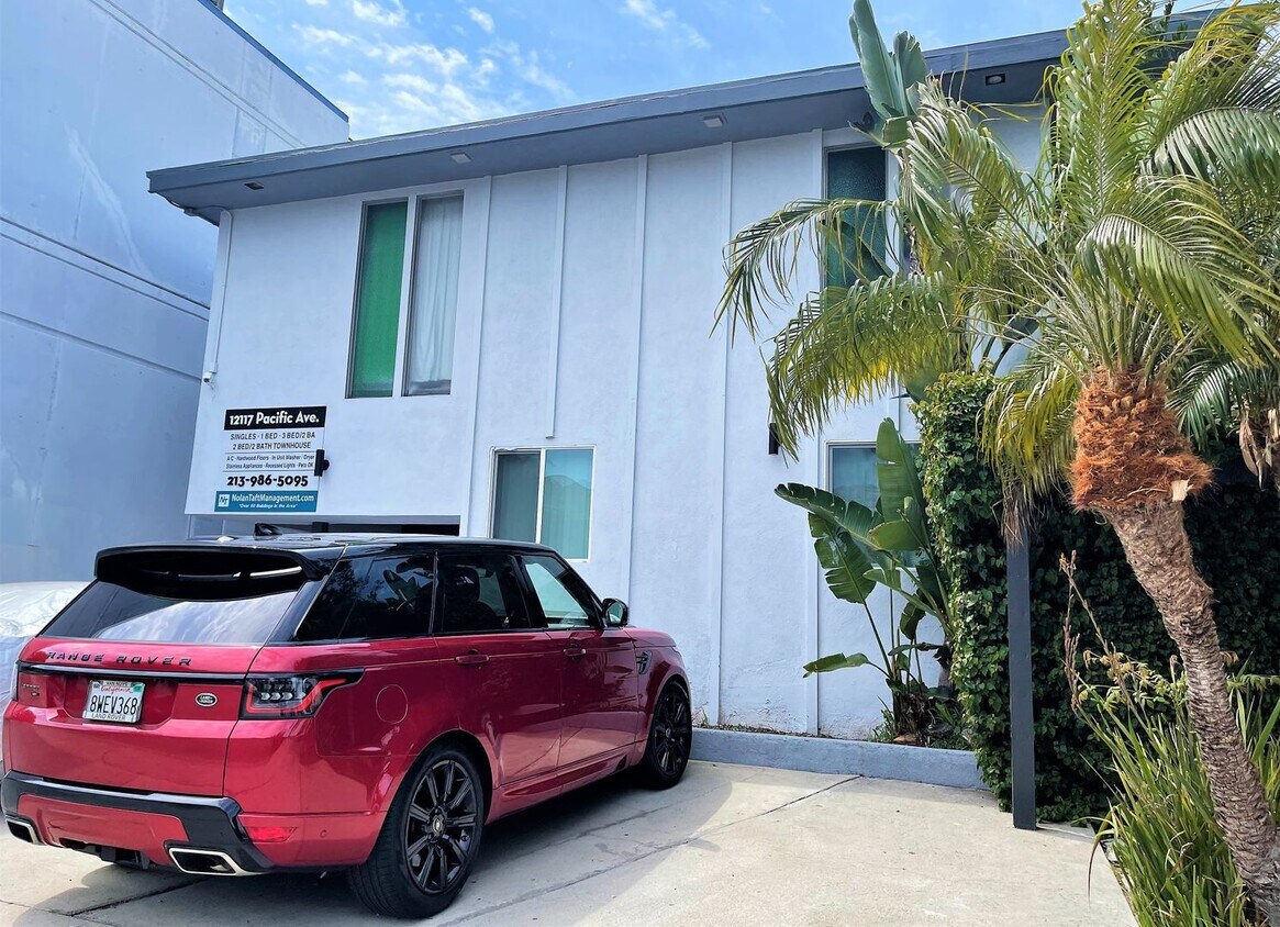 Foto principal - 12117 Pacific Ave